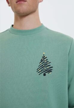 Wmxmas Tree- Sweater - Hedge Green -Westmark London 062a032039f54a969459b5d3a857d616