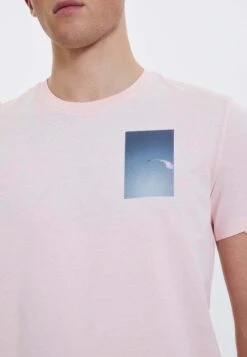 Wmalone Fly Tee - T-Shirt Print - Strawberry Cream 7 Wmalone Fly Tee - T-Shirt Print - Strawberry Cream -Westmark London 0cb0f2a6c74d4c7c9db66999e6474347