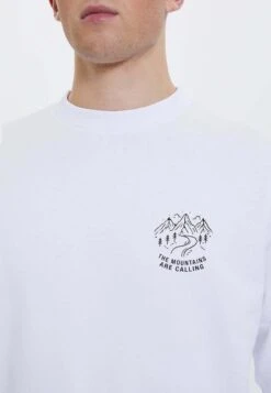 Sweater - White 7 Sweater - White -Westmark London 2e68d13e35144376b8caf7767445bd16