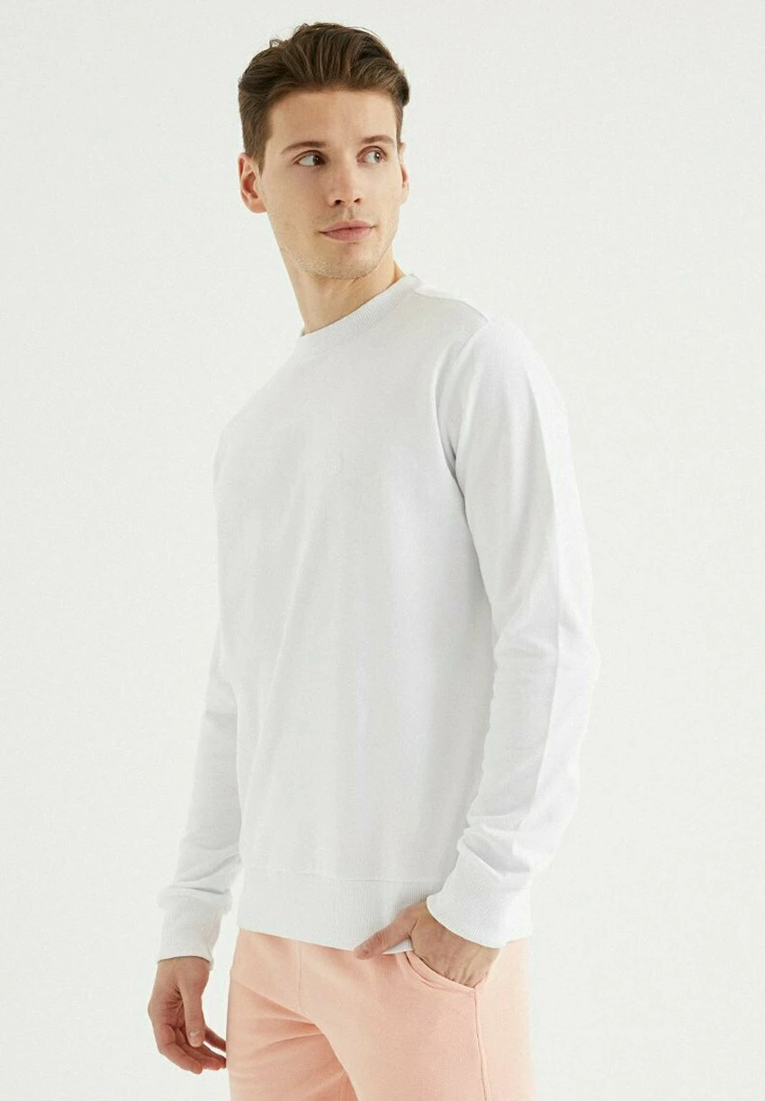 Core O-Neck - Sweater - White 1 Core O-Neck - Sweater - White