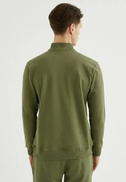 Core Half Zip - Sweater - Capulet Olive -Westmark London 7a2aef072e83466fbaf78c686c061e29