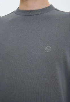 Core O-Neck - Sweater - Quiet Shade 7 Core O-Neck - Sweater - Quiet Shade -Westmark London 7b5eb0d1d5af46dd89ea80b36e2735b6